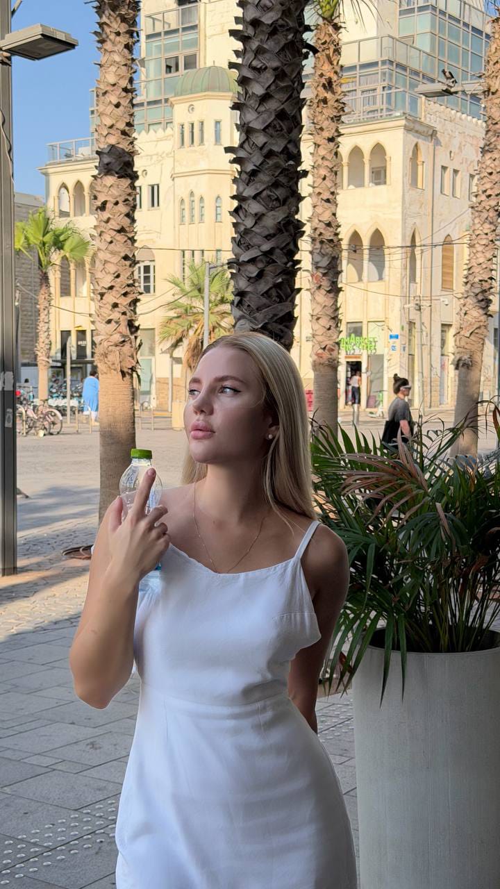 אוקראינית תיירת בת 22 בלונדינית- תל אביב